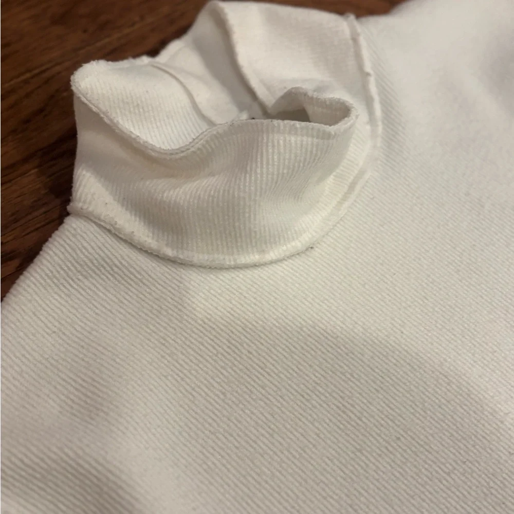 Zara minimalist white
